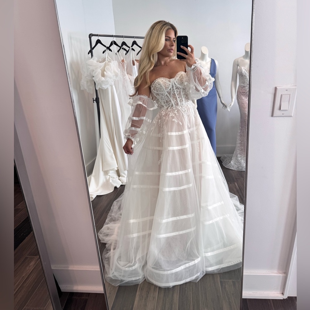 Narianna Removable Puff Sleeve Strapless Corset Ballgown - s. 4